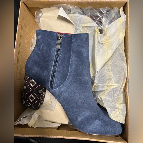 Band of Gypsies Wild Heart Embroidered Heel Booties Navy Blue Tribal Pattern - Picture 3 of 8